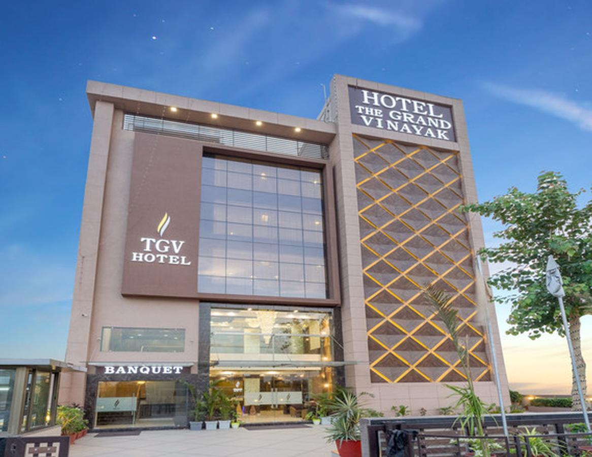 Oyo 13253 The Grand Vinayak Hotel Ахмедабад Екстериор снимка