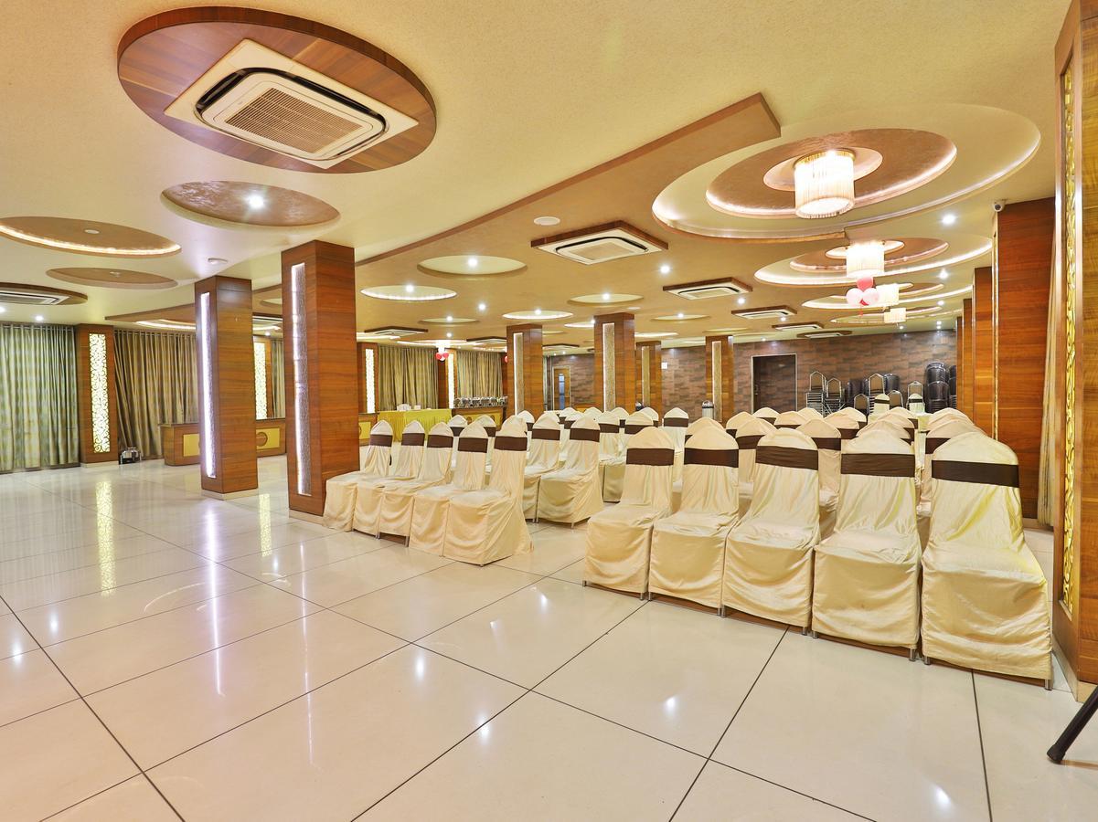 Oyo 13253 The Grand Vinayak Hotel Ахмедабад Екстериор снимка