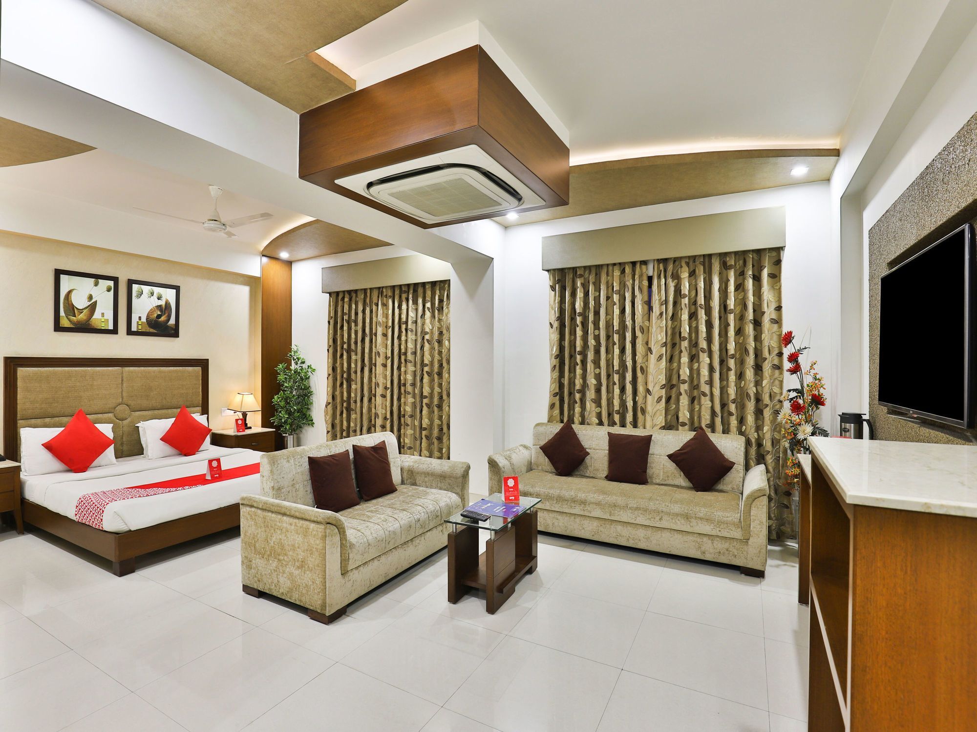 Oyo 13253 The Grand Vinayak Hotel Ахмедабад Екстериор снимка