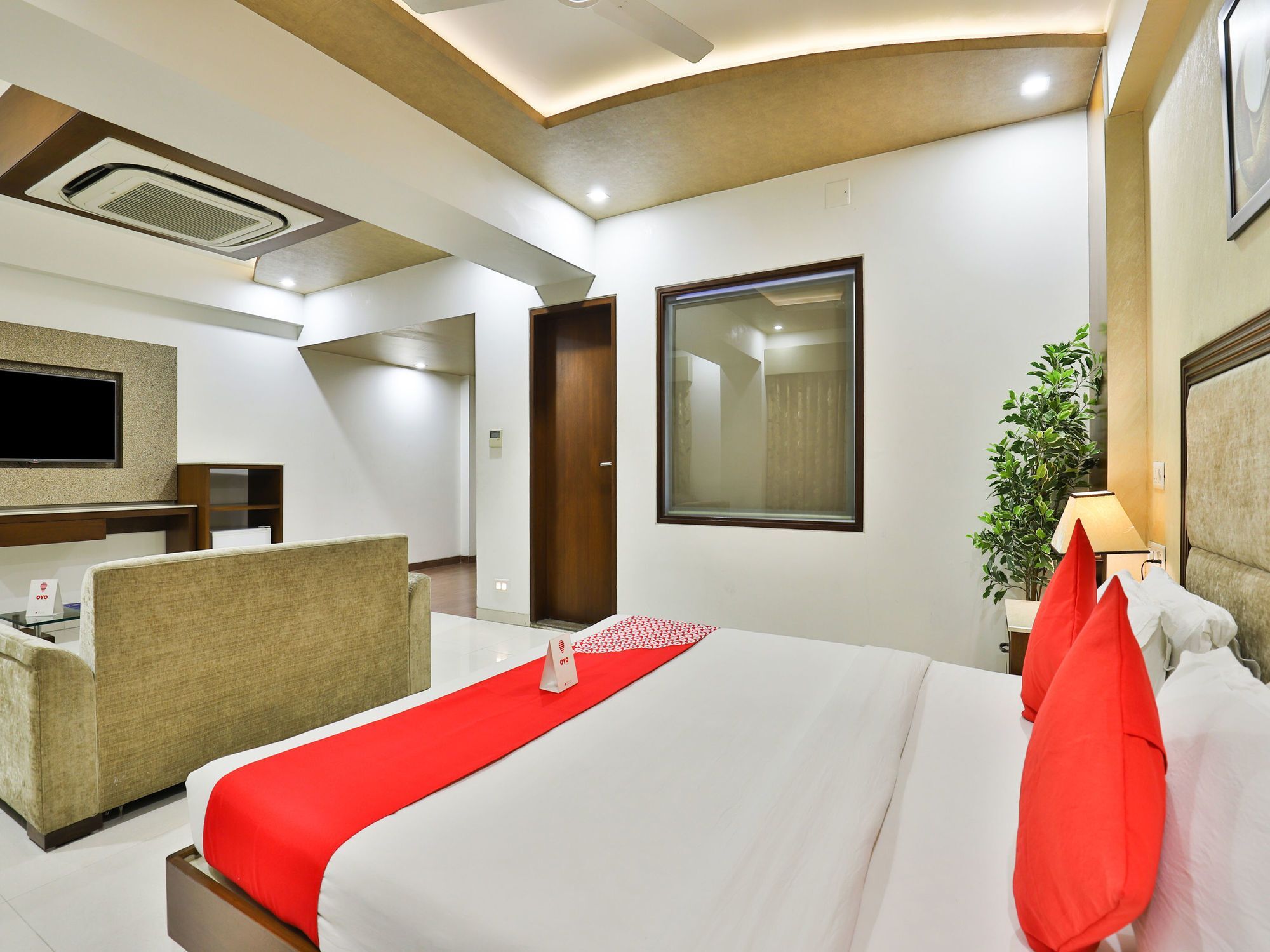 Oyo 13253 The Grand Vinayak Hotel Ахмедабад Екстериор снимка