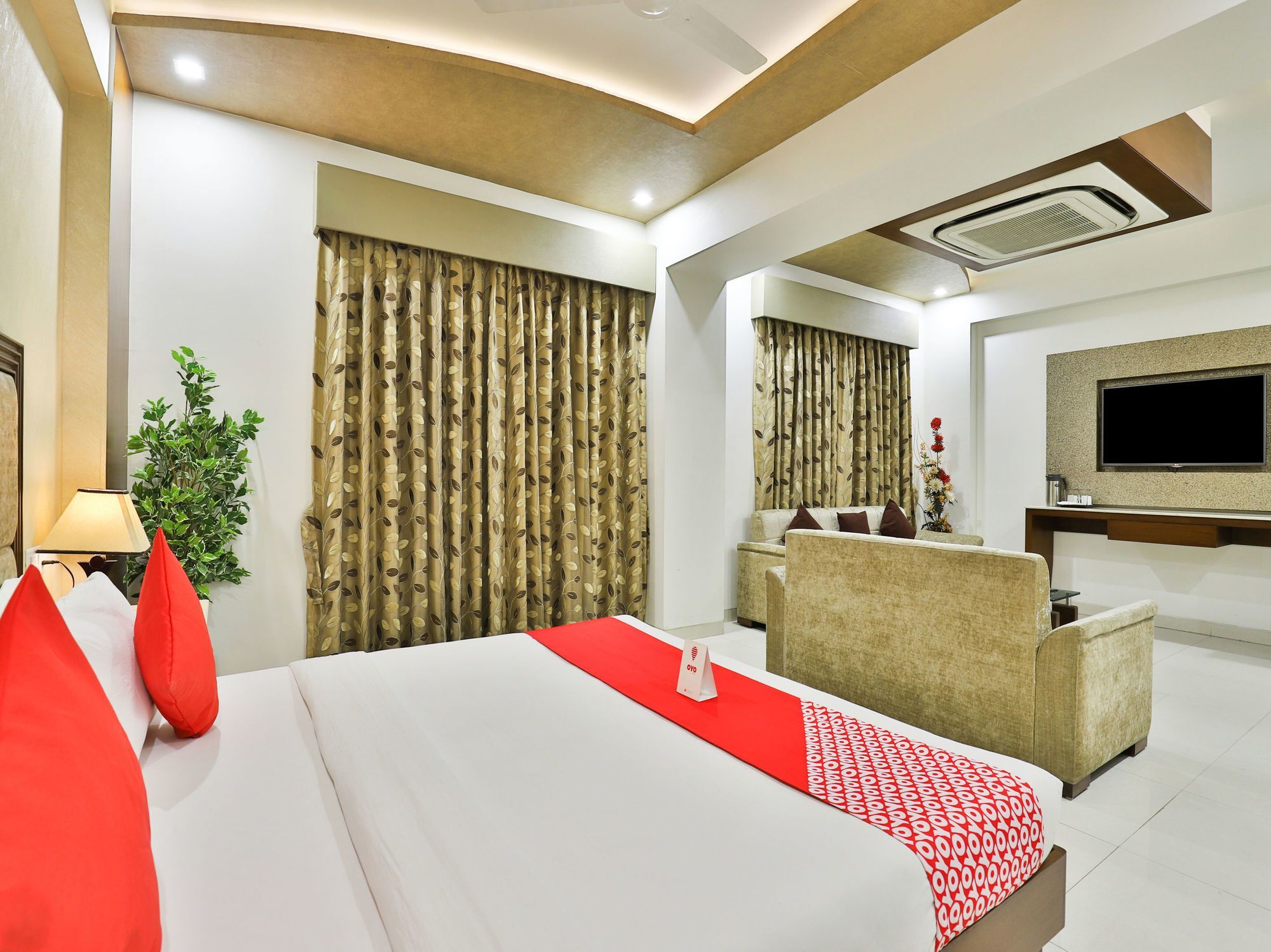 Oyo 13253 The Grand Vinayak Hotel Ахмедабад Екстериор снимка