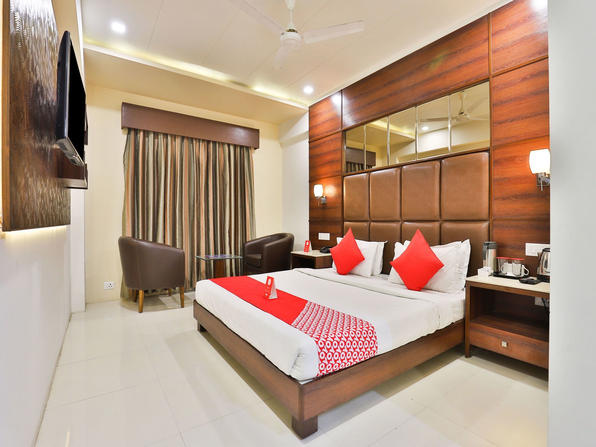 Oyo 13253 The Grand Vinayak Hotel Ахмедабад Екстериор снимка