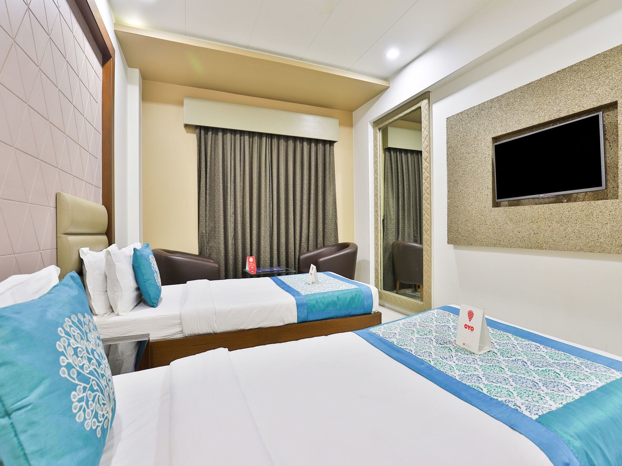 Oyo 13253 The Grand Vinayak Hotel Ахмедабад Екстериор снимка