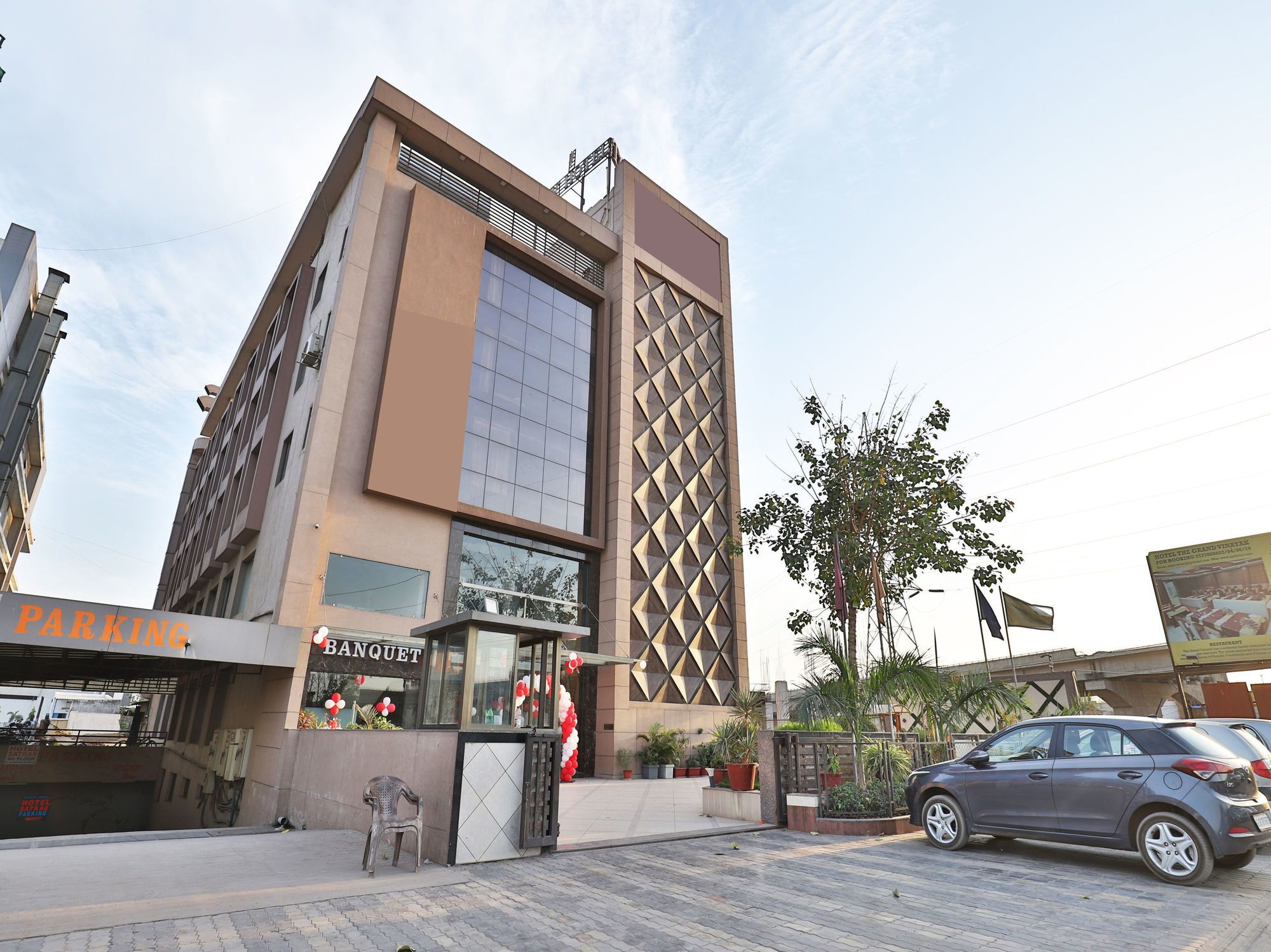 Oyo 13253 The Grand Vinayak Hotel Ахмедабад Екстериор снимка